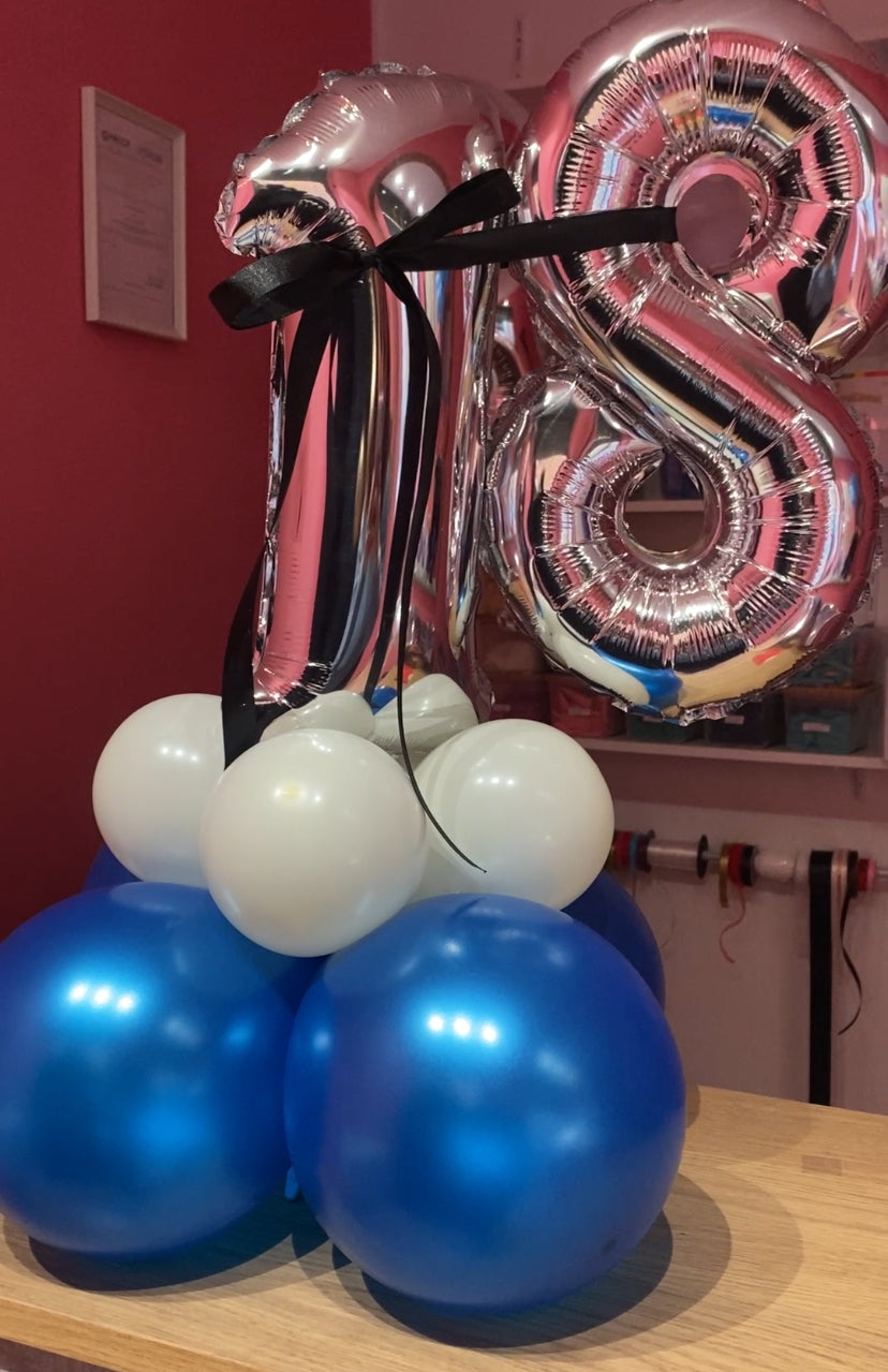 composizione da tavolo con numeri in foil